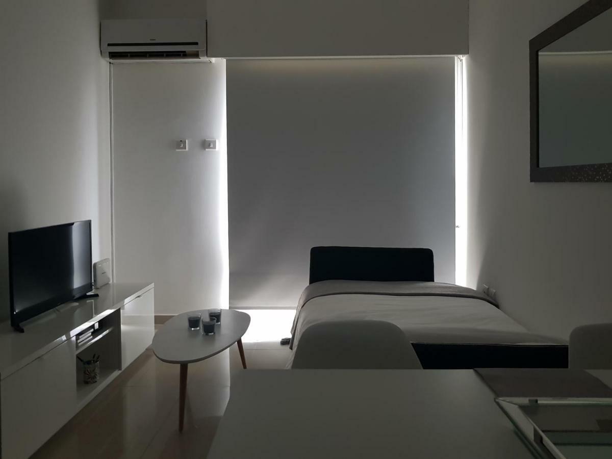 לימסול City Pearl - Modern 2 Bed Sea View Apt In City Centre מראה חיצוני תמונה